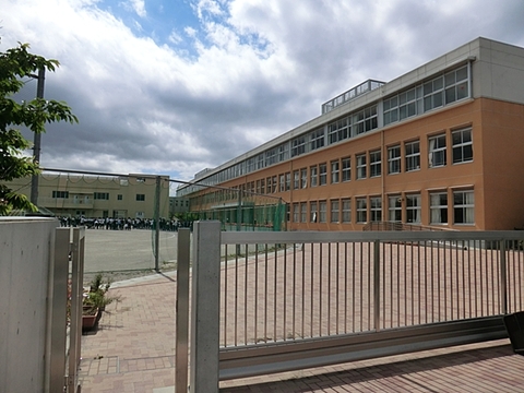 府中市立府中第三中学校　距離約1800m