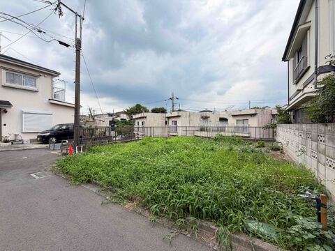住宅街にある空き地の様子です