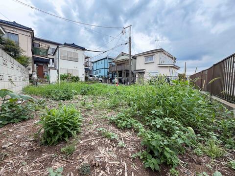 住宅に囲まれた更地の土地の様子