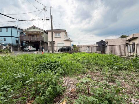住宅街にある広めの更地の写真です