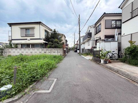 住宅街の静かな道路と建物が見える周辺環境
