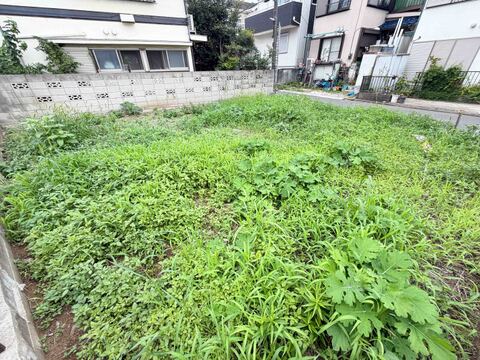 住宅地にある更地の土地の写真です
