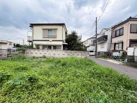 住宅地内の空き地で、周囲に戸建てが建ち並ぶ環境です