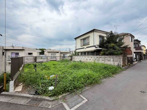角地にある空き地の外観と周囲の住宅環境