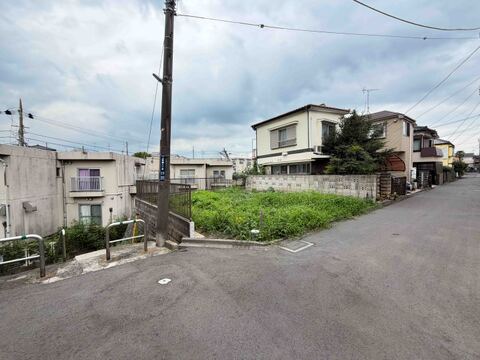 住宅街にある更地の土地の外観写真です