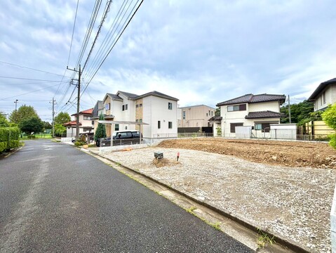 住宅街の整備された区画の外観と周辺道路