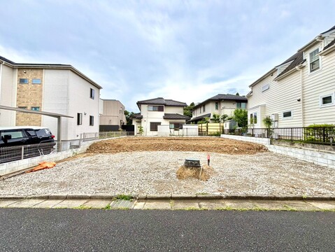 住宅街の更地の売地、周囲は住宅に囲まれています