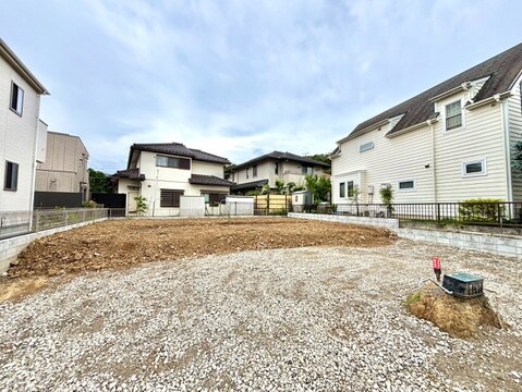 住宅に囲まれた更地の写真です