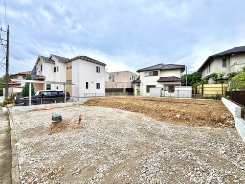 住宅街の更地で建築準備中の敷地