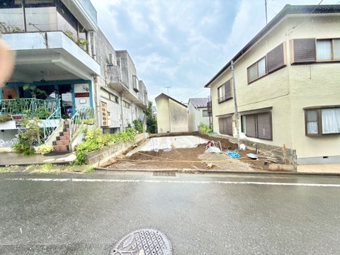 土地の造成が整った住宅用地、周囲は住宅が建ち並ぶ