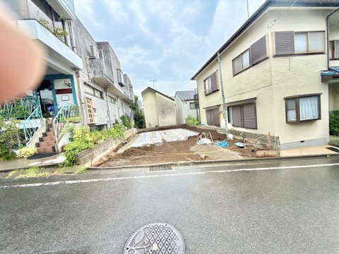 住宅街の道路沿いにある更地の物件です