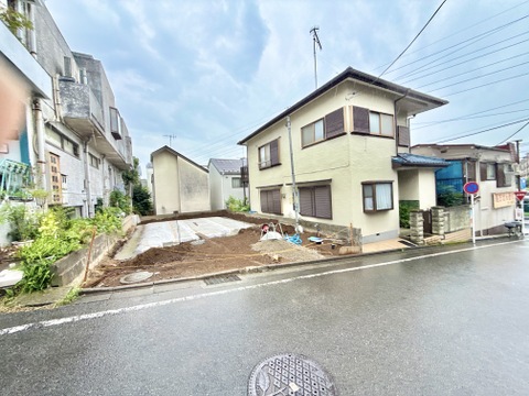 住宅地の更地で、周囲に戸建てが並ぶ環境です