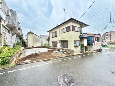 角地の戸建て住宅と隣接する空き地の外観です