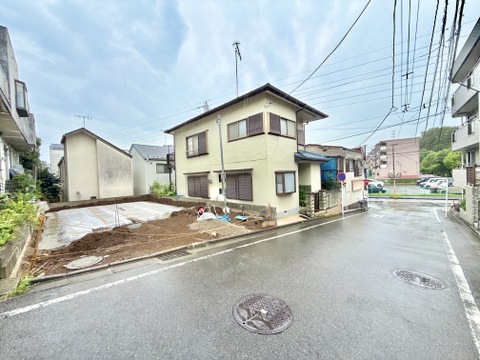 住宅が立ち並ぶ角地の更地の様子