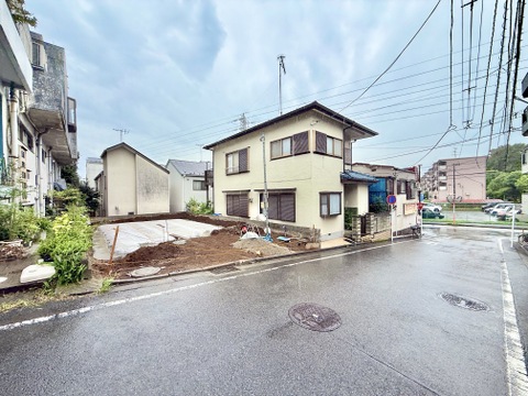 二階建て住宅の外観と周辺道路の様子