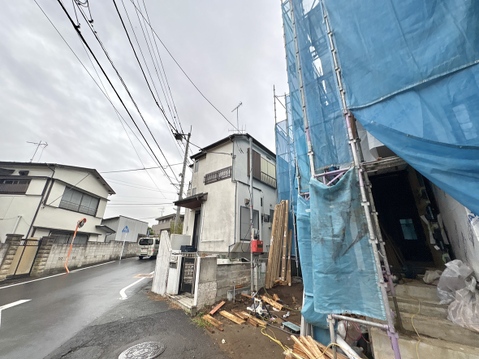 建築中の住宅が並ぶ街角の外観です