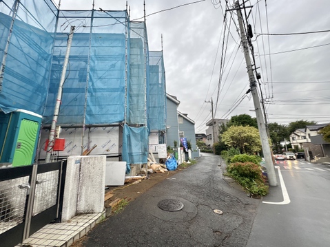 建築中の住宅が並ぶ通りの外観です