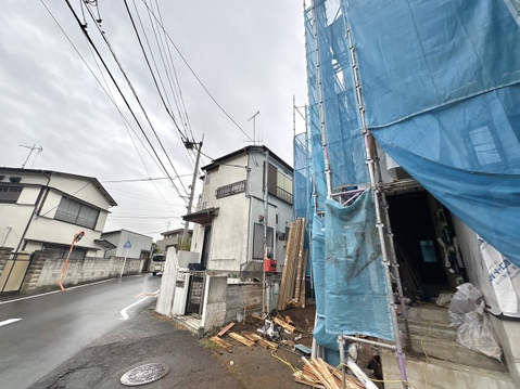 建築中の住宅がある住宅街の外観写真です
