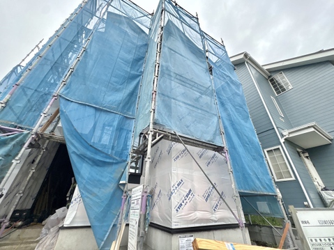 工事中の建物外観と足場の様子