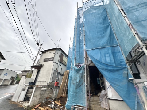 建築中の住宅の外観周囲は住宅街で電柱が見える