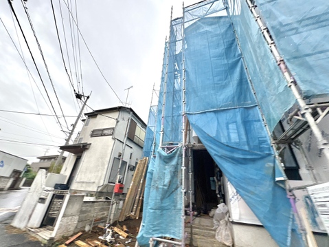 建築中の住宅外観、周辺にも住宅が並ぶエリアです