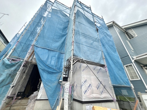 建築中の住宅外観青いシートがかかっています