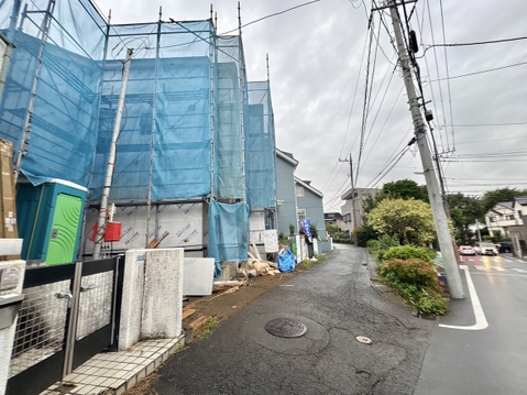 建設中の住宅が並ぶ街並みの外観です