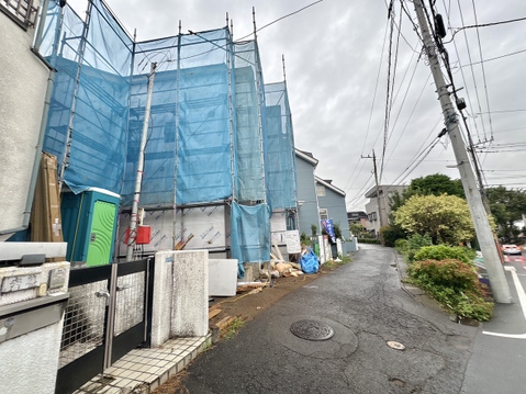 建築中の住宅が並ぶ住宅地の外観です