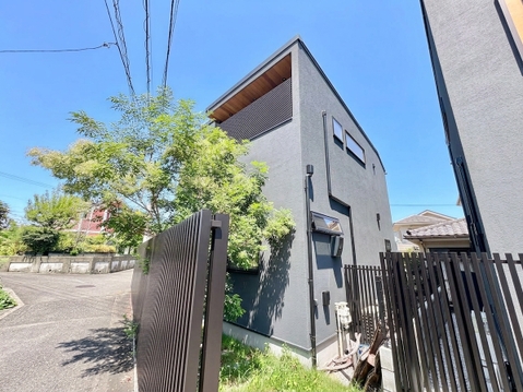 緑に囲まれたモダンなデザインの住宅の外観
