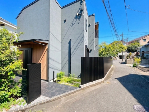 住宅外観と周辺の道路が見える日中の様子