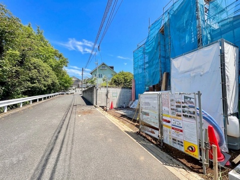 工事中の建物と前面道路