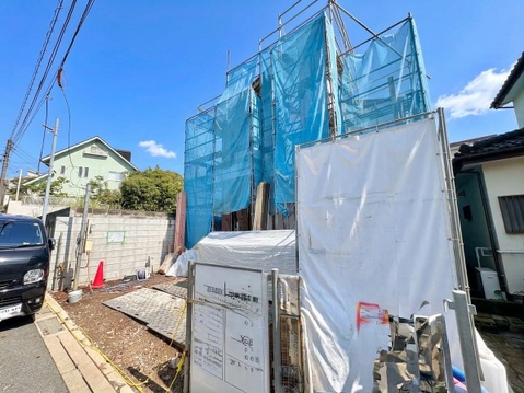 建築中の建物を道路側から撮影