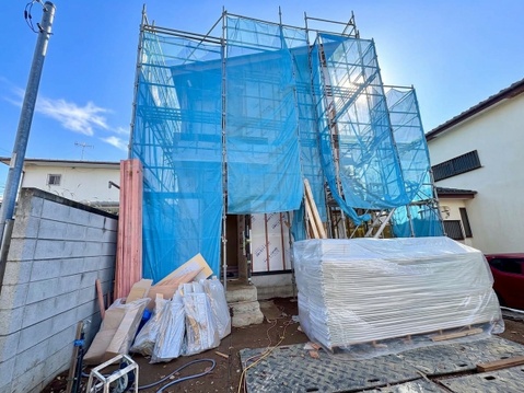 青いネットで覆われた建築中の建物