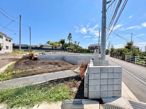前面道路と周辺の住宅・空き地