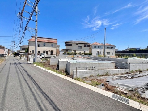 前面道路と周辺の住宅、空き地の様子