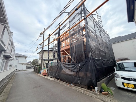 建築中の建物が並ぶ前面道路