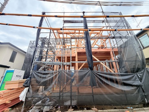 建築中の住宅外観