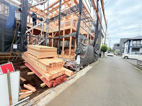 建築中の建物と前面道路