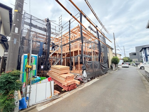 建築中の建物が並ぶ前面道路