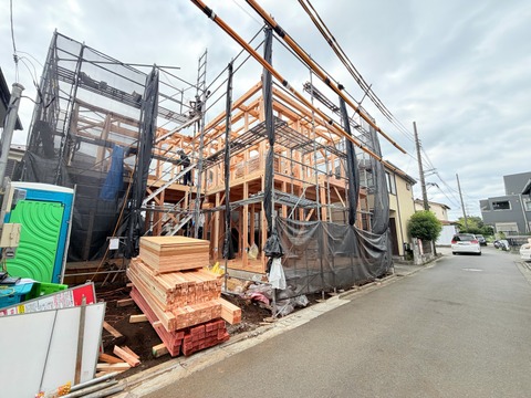 建築中の建物と前面道路