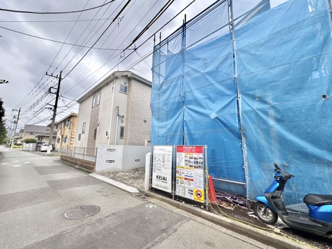 建築中の建物と前面道路