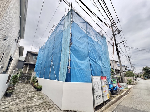 青いシートで覆われた建築中の建物