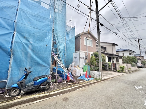 住宅街の道路沿いにある建築中の建物