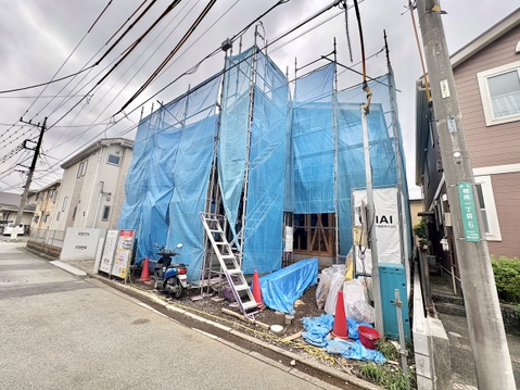 建築中の建物と前面道路