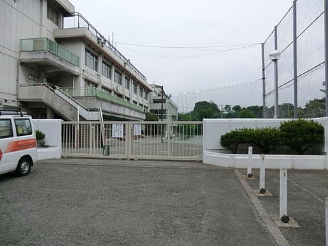 世田谷区立喜多見中学校　距離約950m