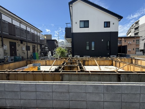 戸建て住宅の外観と前面道路