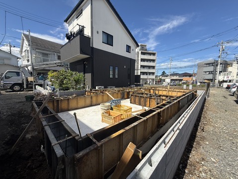 建築中の戸建て住宅と前面道路