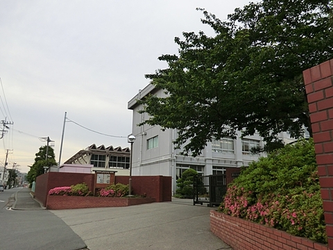 藤沢市立村岡中学校　距離約750m