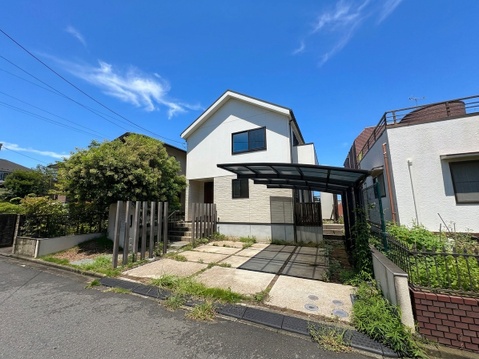 道路に面した戸建て住宅の外観