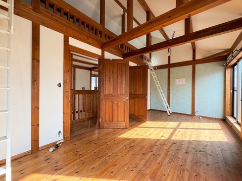木の梁が見える開放的な室内
